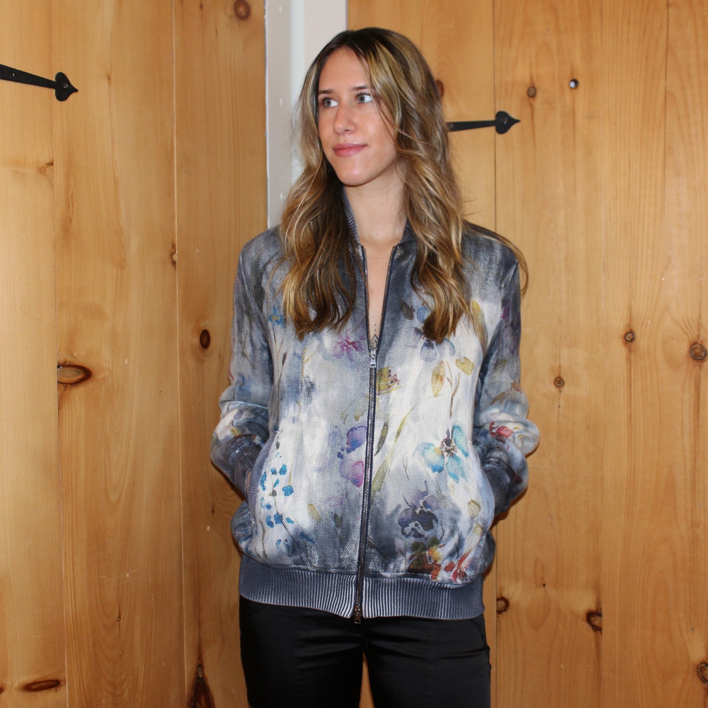 Micro mat stitch bomber jacket Knit: 60% Linen, 35% Cotton, 5% Cashmere Details: 100% Cotton Made in Italy