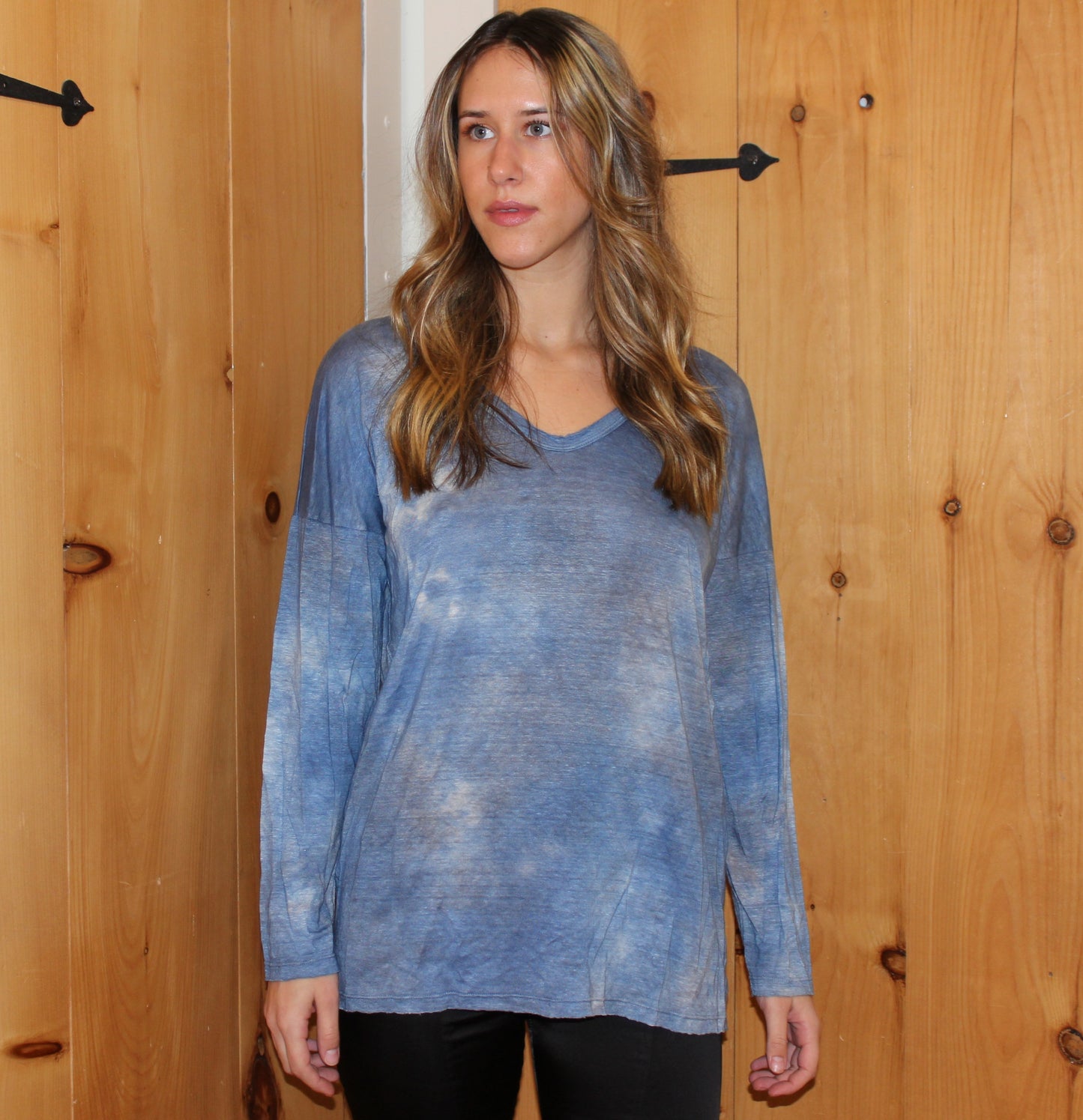 Boat neck long sleeve linen t-shirt Knit: 100% linen Attribute: denim Made in Italy
