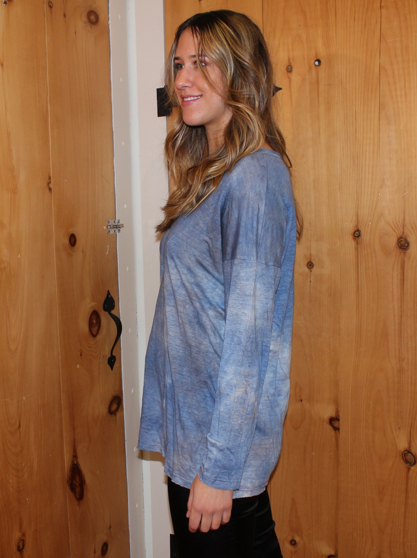 Boat neck long sleeve linen t-shirt Knit: 100% linen Attribute: denim Made in Italy