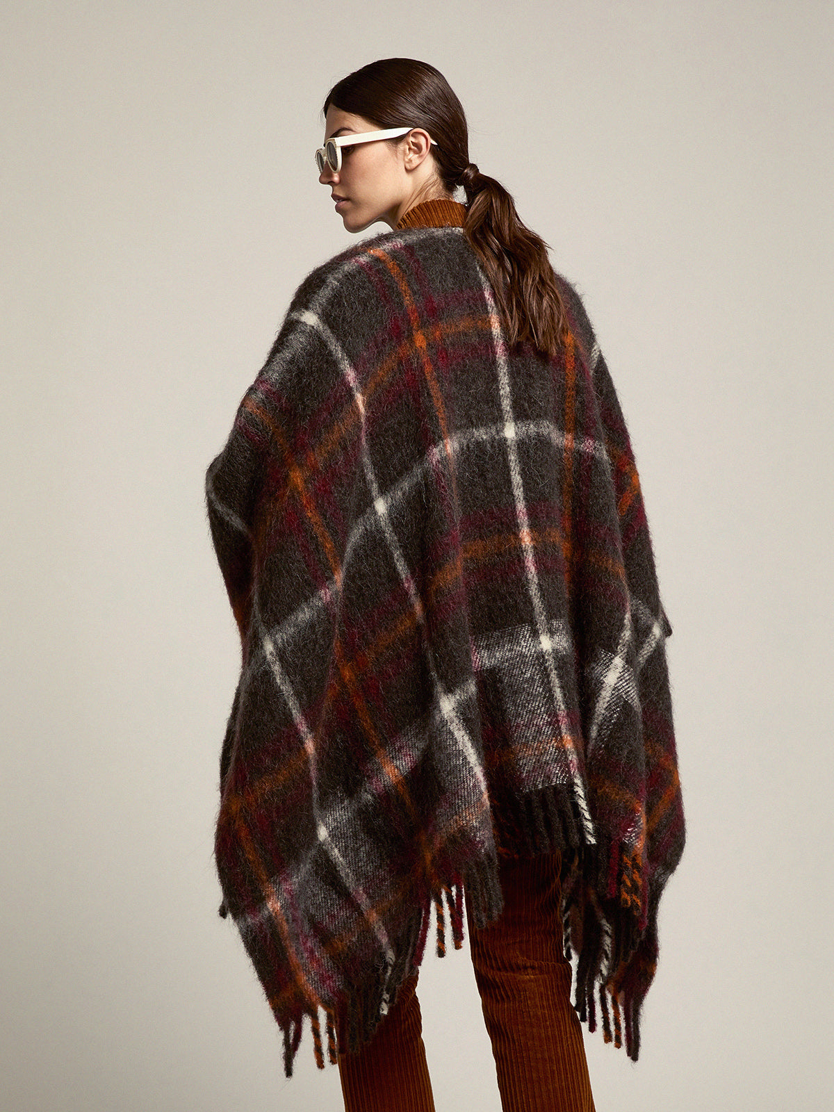 Color: dark gray melange Colored check pattern Fringes at the hem Main material: 28% alpaca wool, 28% mohair, 24% virgin wool, 20% polyamide