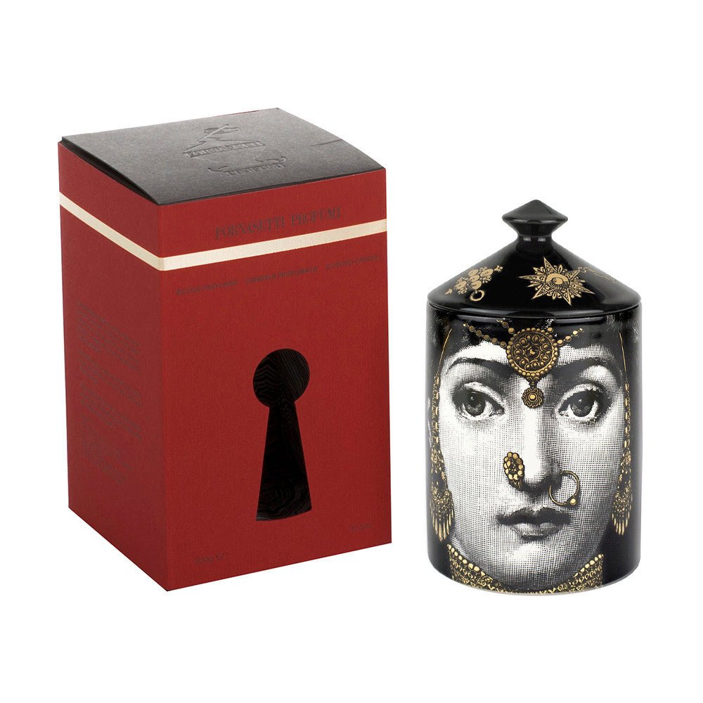 L'Eclaireuse - thegreatputonmvL'EclaireuseL'EclaireuseL'EclaireuseCandleFornasettithegreatputonmvScented candle Fragrance notes: pink pepper, labdanum, cedarwood, sandalwood Weight: 300g Burn time: up to 60 hours Spicy Mistero fragrance Features the face of Lina Cavalieri 100% vegetable based wax Allergen free and contains no pesticides Fragrance exclusively made in Grasse, France300G64162745