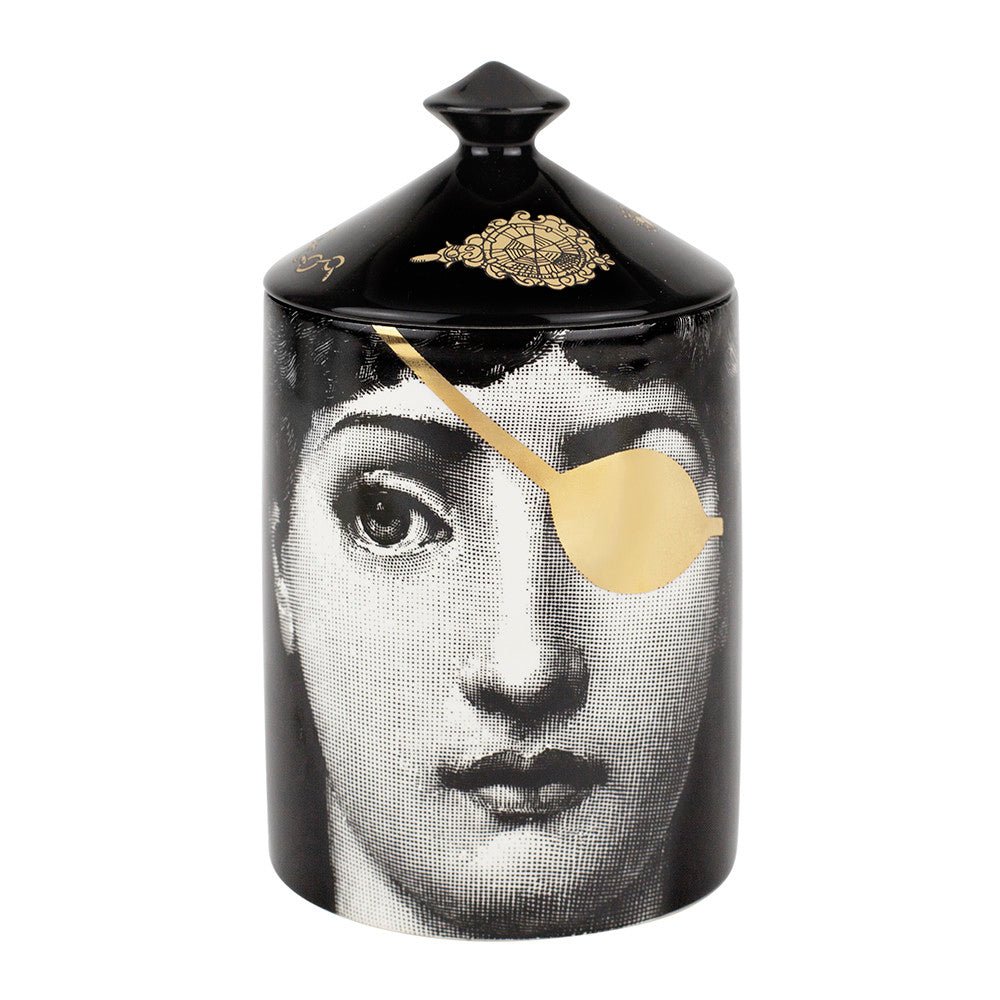 L'Eclaireuse - thegreatputonmvL'EclaireuseL'EclaireuseL'EclaireuseCandleFornasettithegreatputonmvScented candle Fragrance notes: pink pepper, labdanum, cedarwood, sandalwood Weight: 300g Burn time: up to 60 hours Spicy Mistero fragrance Features the face of Lina Cavalieri 100% vegetable based wax Allergen free and contains no pesticides Fragrance exclusively made in Grasse, France300G64162745