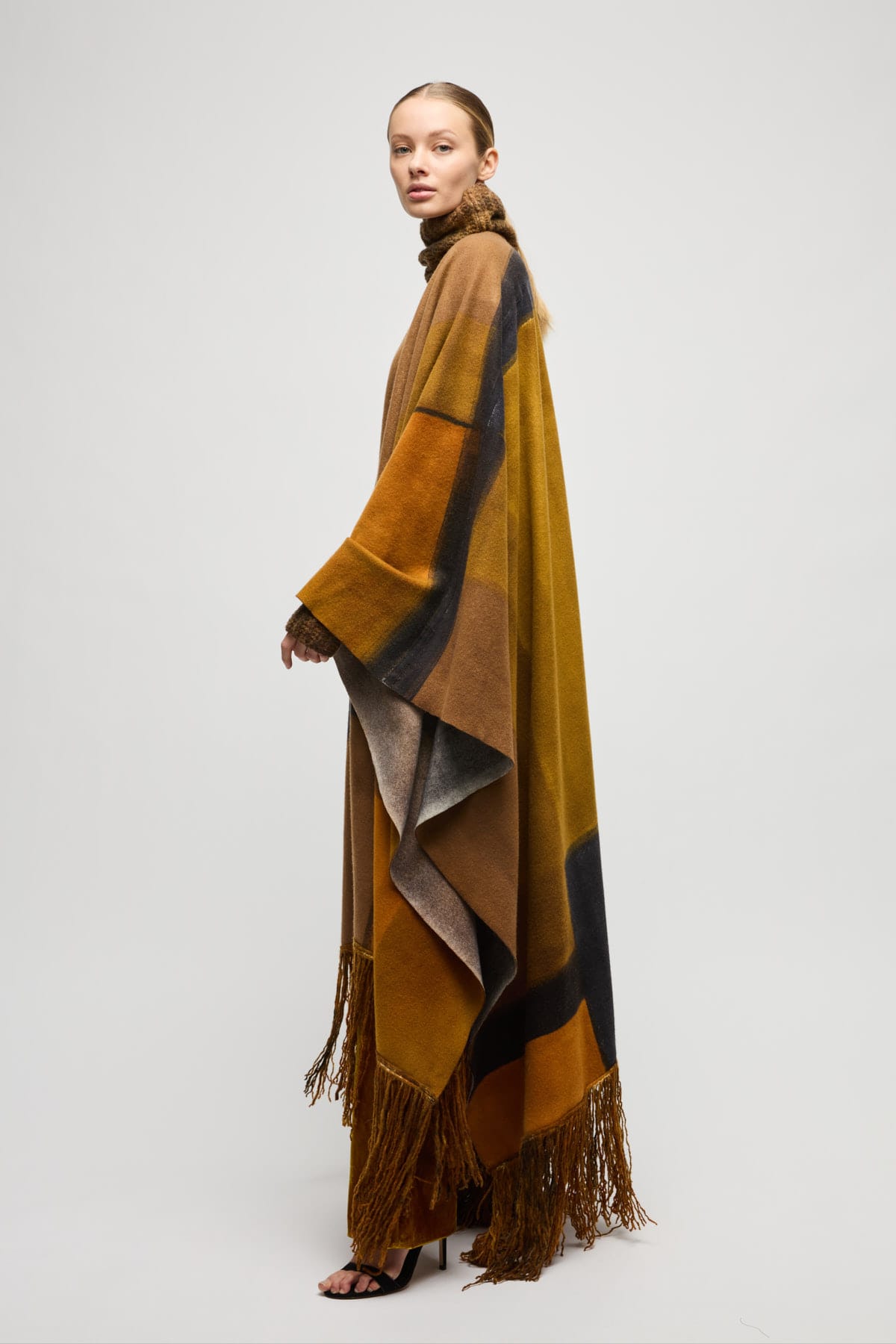 Poncho - thegreatputonmvPonchoPonchoPonchoCoatAvant Toithegreatputonmv108834Avant Toi Handmade check ponchoOS48974777