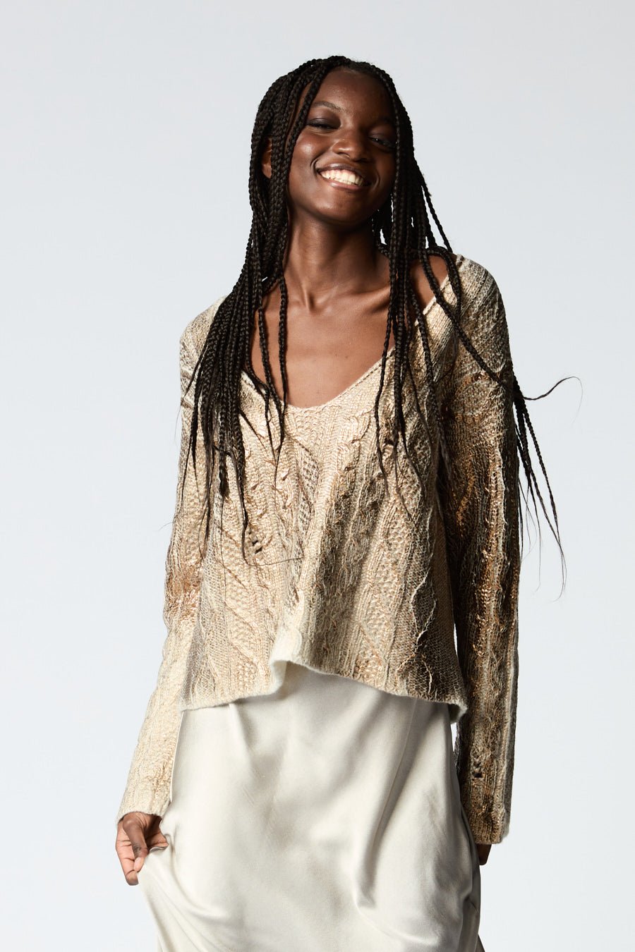 PRE ORDER - LAMINATED V NECK PULLOVER WITH BRAIDS - thegreatputonmvPRE ORDER - LAMINATED V NECK PULLOVER WITH BRAIDSPRE ORDER - LAMINATED V NECK PULLOVER WITH BRAIDSPRE ORDER - LAMINATED V NECK PULLOVER WITH BRAIDSSweaterAvant Toithegreatputonmv224WD1571CLAL-ZAvailable for PRE ORDER - Estimated delivery date June 1st MATERIALS knit: 70% EXTRAFINE MERINO WOOL 30% CASHMERE COUNTRY OF ORIGIN ITALY COLLECTION Avant toi black Pre Collection PICTURE COLOR V01042 BIANCO + LAMINA BRONZO TYPE KNITWEARBIA