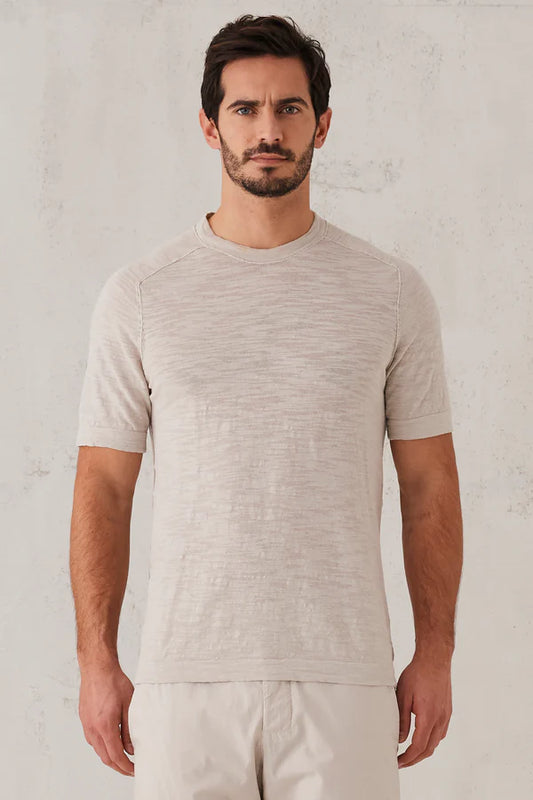 Slub cotton knit t-shirt with linen insert in the nape.