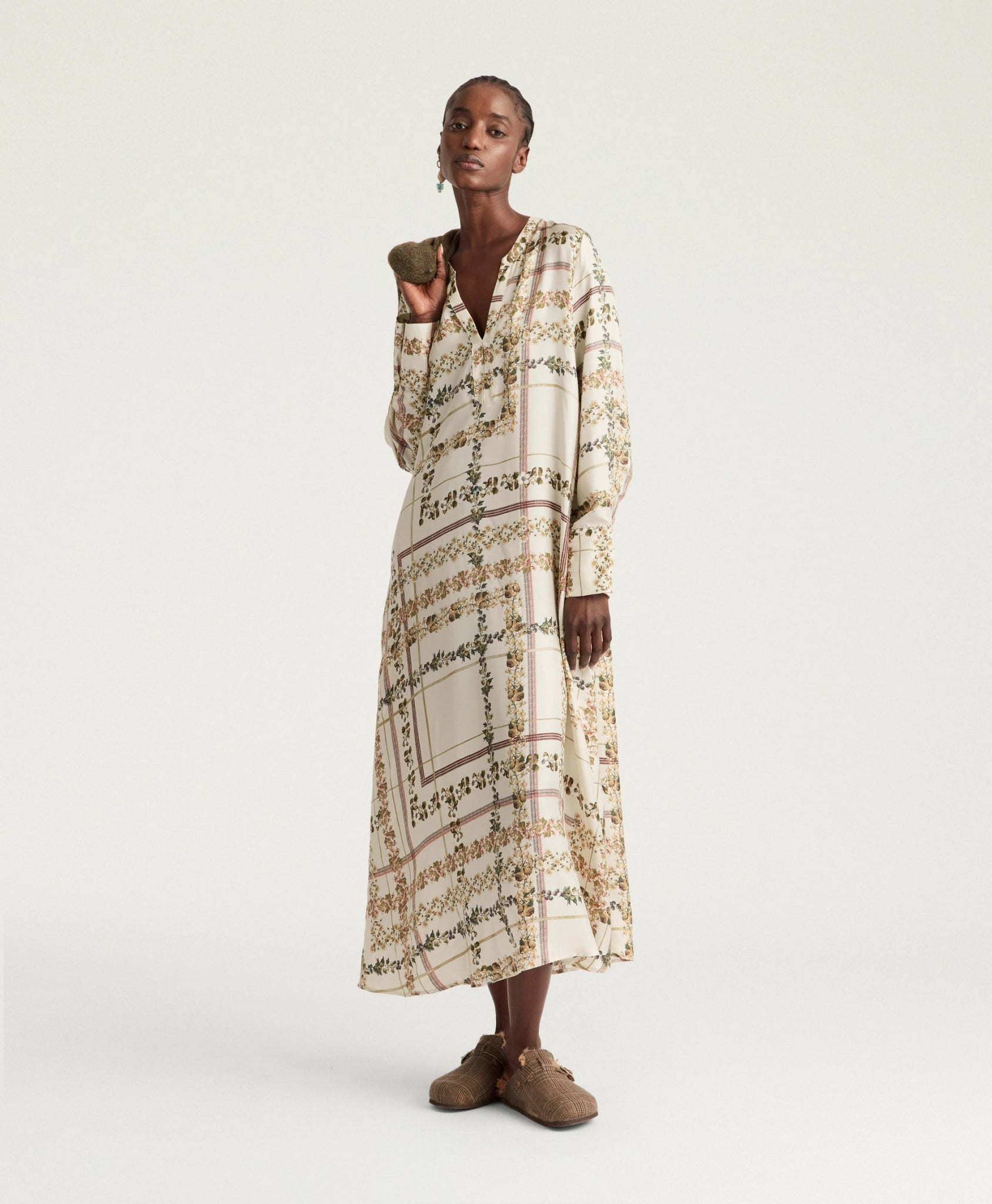 CARLISE DRESS IN PRINTED SILK TWILL - thegreatputonmvCARLISE DRESS IN PRINTED SILK TWILLCARLISE DRESS IN PRINTED SILK TWILLCARLISE DRESS IN PRINTED SILK TWILLDressesMomonithegreatputonmvMODR008CARLISE DRESS IN PRINTED SILK TWILL4072955676