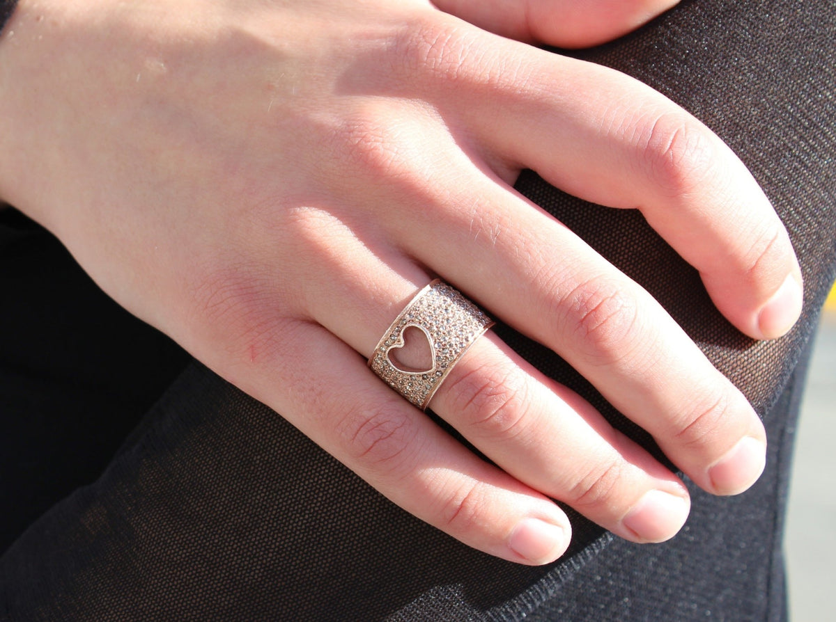 Cut Out Heart Ring - thegreatputonmvCut Out Heart RingCut Out Heart RingCut Out Heart RingRingsGristhegreatputonmvR379Pave diamond rose gold over sterling silver with cut out heart ring. Size 7 Sourced from India39264647