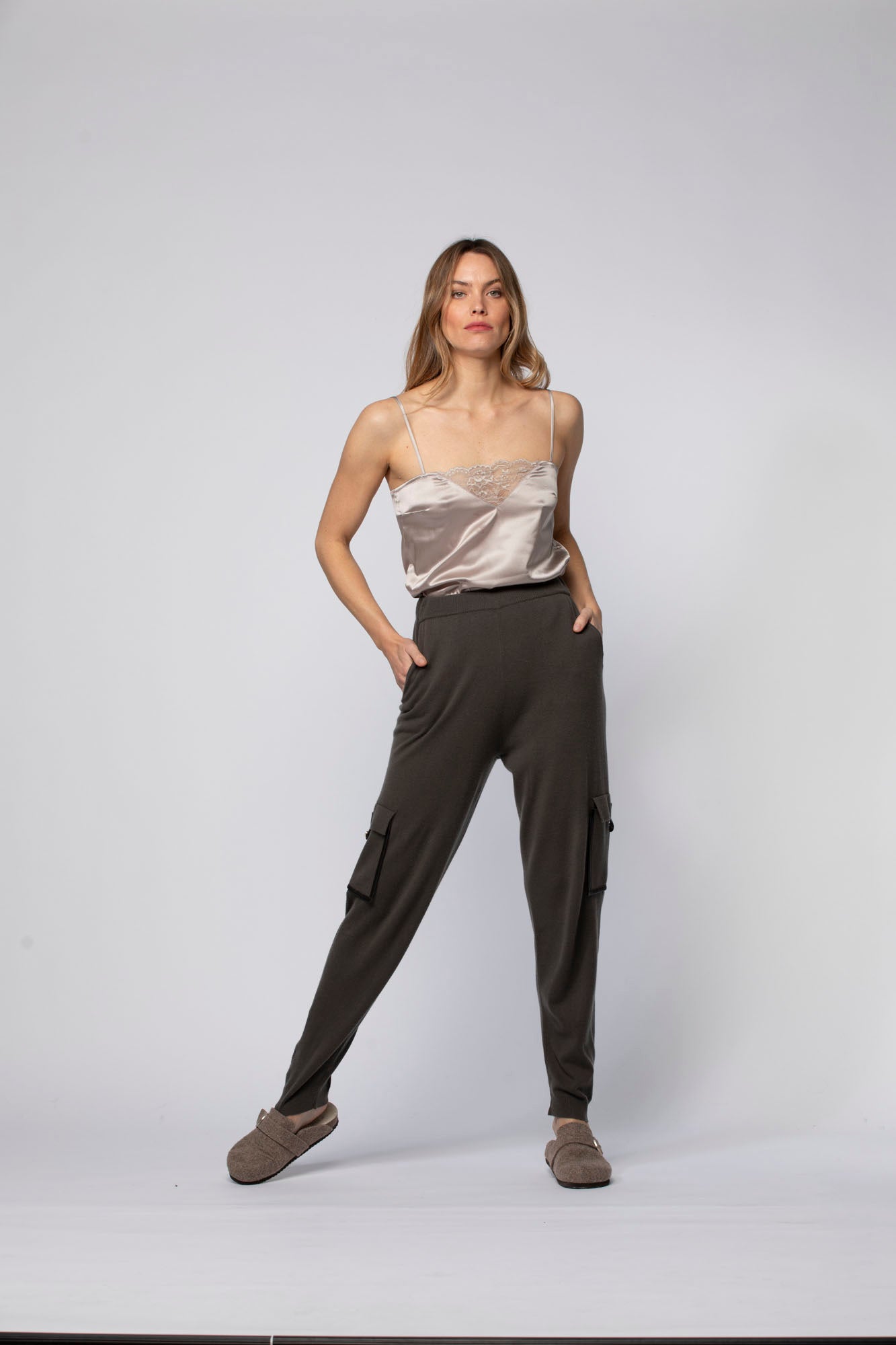 PRE ORDER - PANTALON EN MAILLE & CUIR - thegreatputonmvPRE ORDER - PANTALON EN MAILLE & CUIRPRE ORDER - PANTALON EN MAILLE & CUIRPRE ORDER - PANTALON EN MAILLE & CUIRWOMEN'S PANTSMax & MoithegreatputonmvH24BERNA-1PRE ORDER - PANTALON EN MAILLE & CUIR19 H24THYMXS