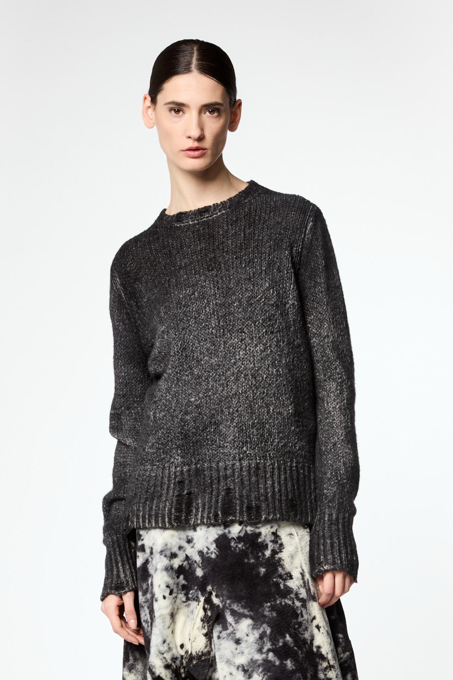 Round Neck Pullover with Destroyed Edges