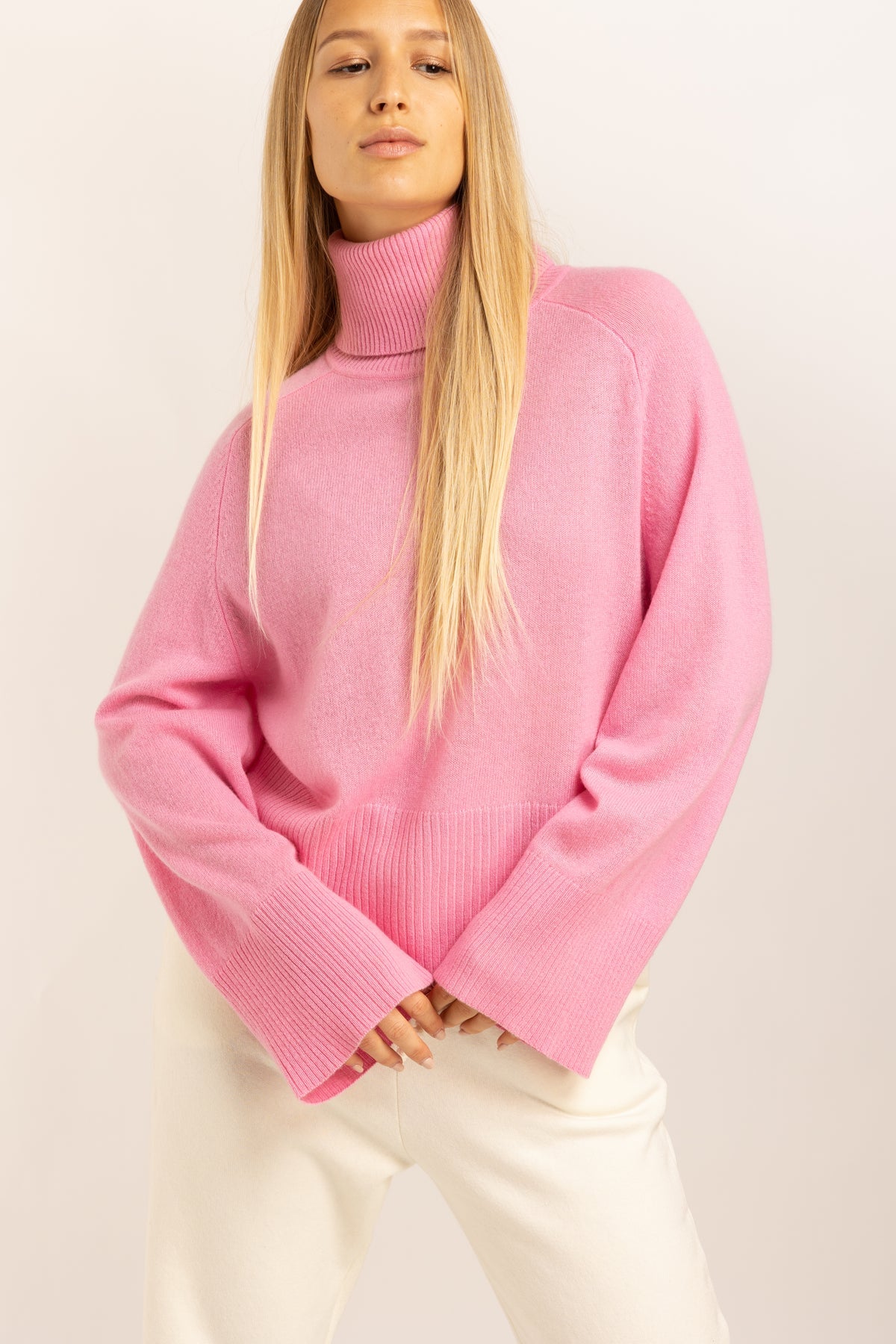 Wide sleeve boxy roll neck made from 100% cashmere long sleeve  normal fit Model is 1.69cm and is wearing size 1.