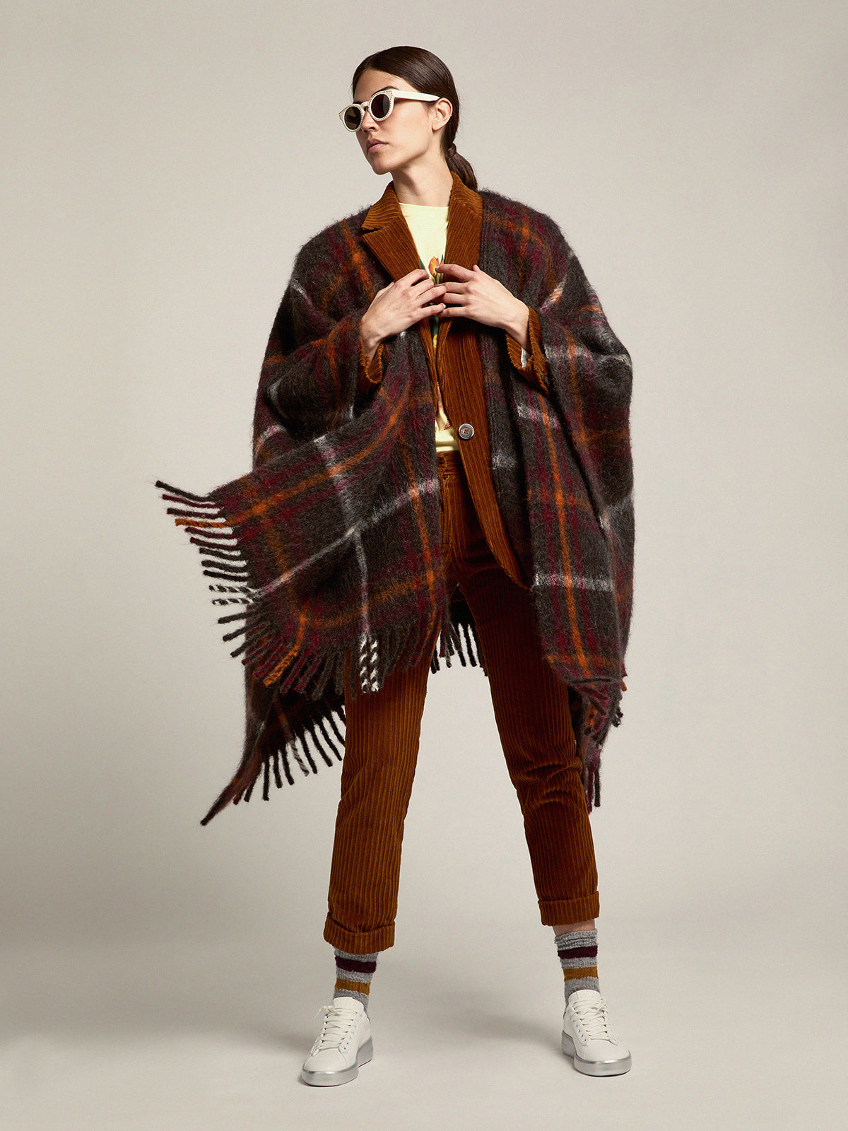 Color: dark gray melange Colored check pattern Fringes at the hem Main material: 28% alpaca wool, 28% mohair, 24% virgin wool, 20% polyamide