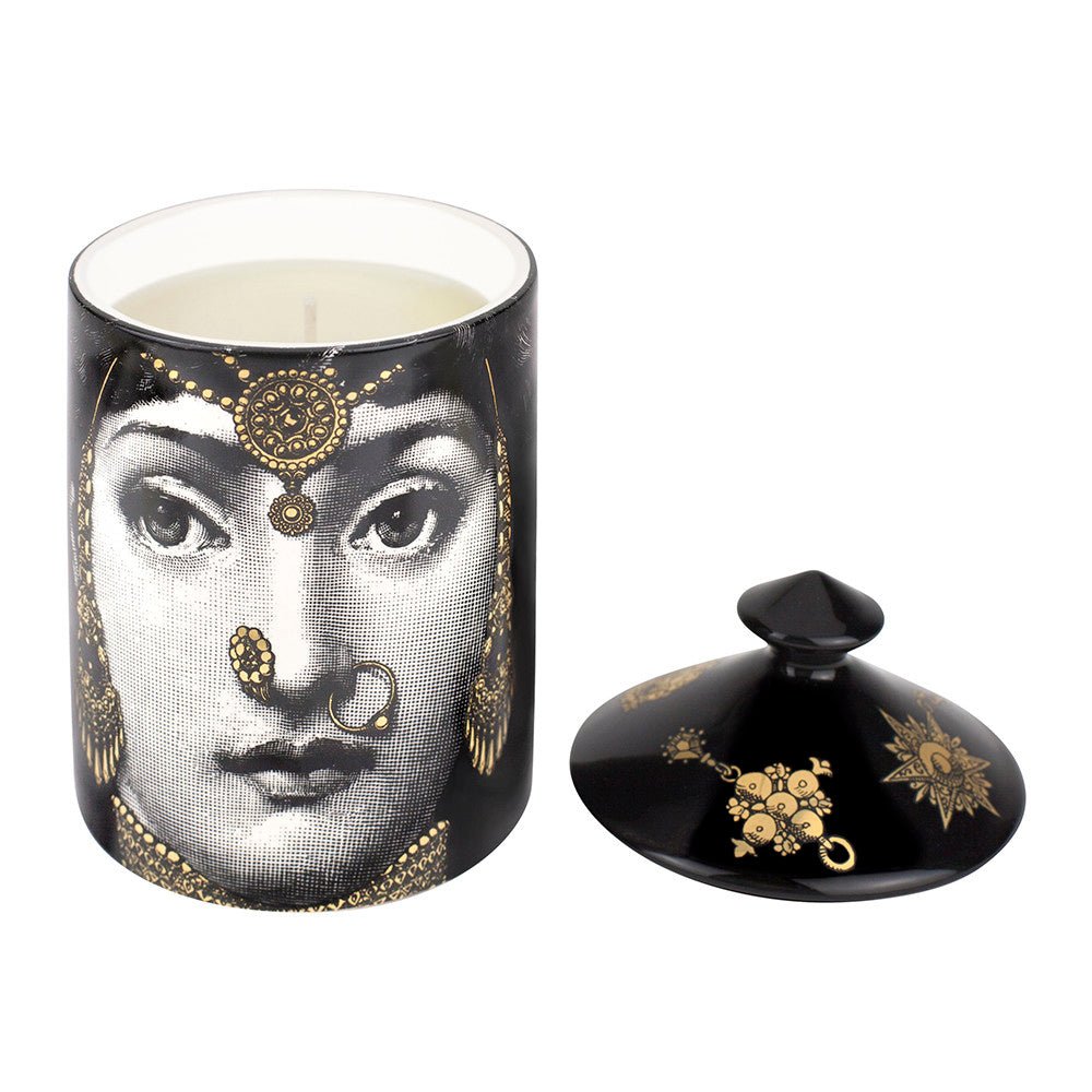 L'Eclaireuse - thegreatputonmvL'EclaireuseL'EclaireuseL'EclaireuseCandleFornasettithegreatputonmvScented candle Fragrance notes: pink pepper, labdanum, cedarwood, sandalwood Weight: 300g Burn time: up to 60 hours Spicy Mistero fragrance Features the face of Lina Cavalieri 100% vegetable based wax Allergen free and contains no pesticides Fragrance exclusively made in Grasse, France300G64162745