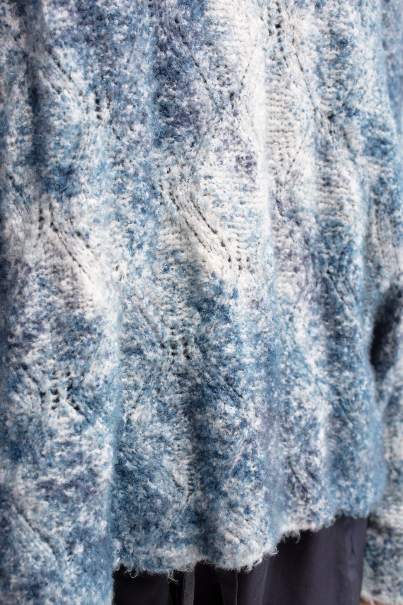 Diamond stitch "A shape" round neck pullover with powder effect  Deep   Pre order now! Receive your order by May 15th, 2021 the latest.