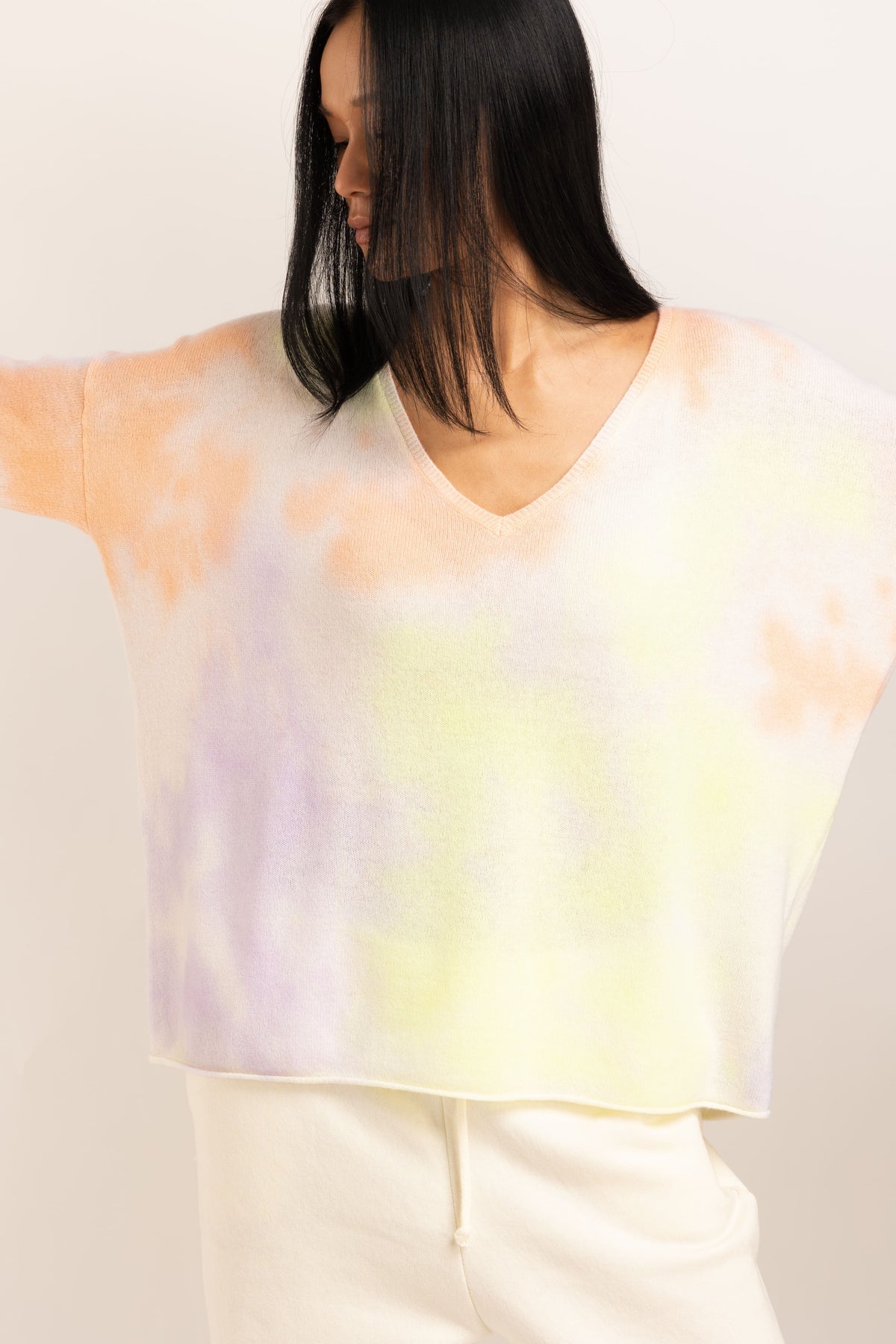 TIE DYE KIAWAH RELAXED V NECK - thegreatputonmvTIE DYE KIAWAH RELAXED V NECKTIE DYE KIAWAH RELAXED V NECKTIE DYE KIAWAH RELAXED V NECKSweaterCrushthegreatputonmv115514Cashmere v-neck sweater. made from 100% cashmere relaxed sweater with deep v neck long sleeve normal length tie dyed sleeves fit normal / slightly oversized body models is 1.69cm and is wearing size 1.159733532